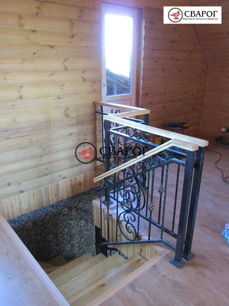Металлическая лестница в дом с элементами ковки фото 2