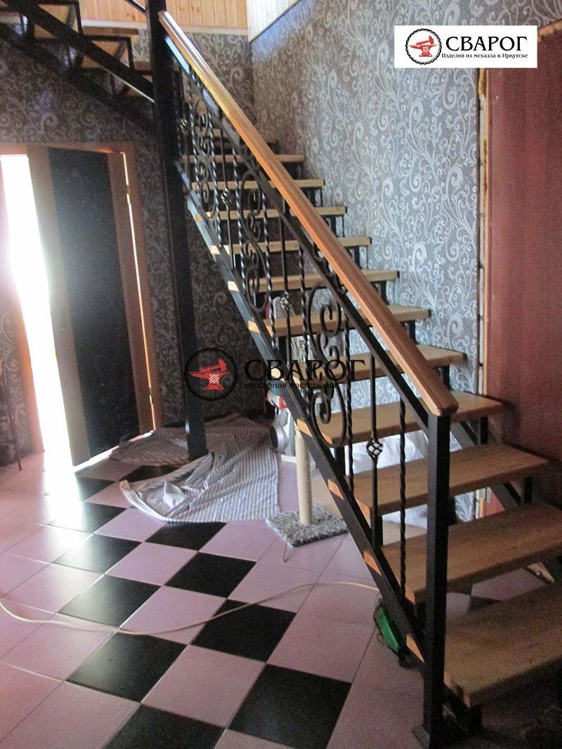 Металлическая лестница в дом с элементами ковки фото 4