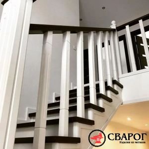 Лестница Проприано с деревянными перилами