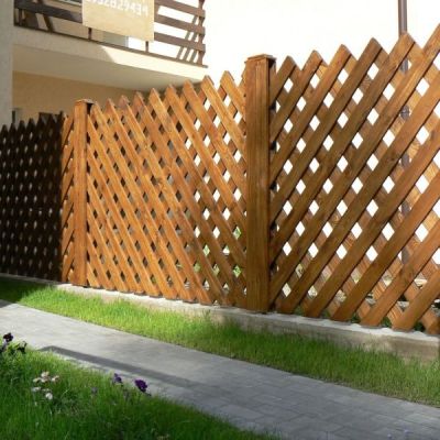 Забор Решетка из дерева на фундаменте