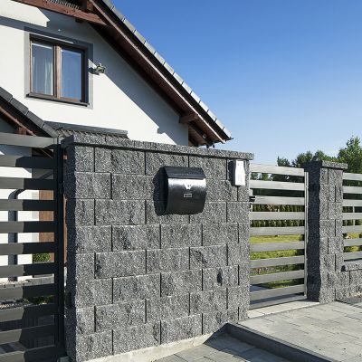 Забор из блоков с колотой поверхностью