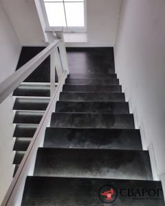 Белая лестница Дуглас с черными степенями фото1
