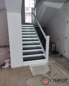 Белая лестница Дуглас с черными степенями фото3