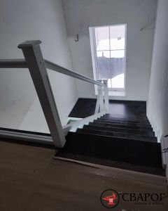 Белая лестница Дуглас с черными степенями фото6