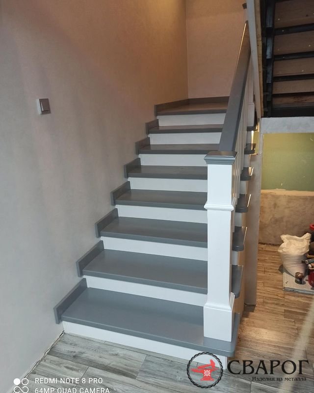П-образная лестница Гаага с серыми ступенями фото2