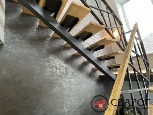 Компактная лестница на монокосоуре с площадкой фото3