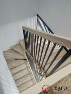 Металлическая лестница на монокосоуре с оригинальными перилами "Валлетта" фото8