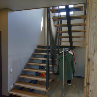 Лестница на монокосоуре с площадкой в стиле лофт "Пула" фото2
