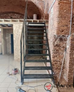 Прямая лестница на двух косоурах со ступенями ПВЛ "Биржай"фото4