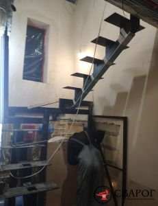 Металлокаркас лестницы на монокосоуре с площадкой в дом фото1