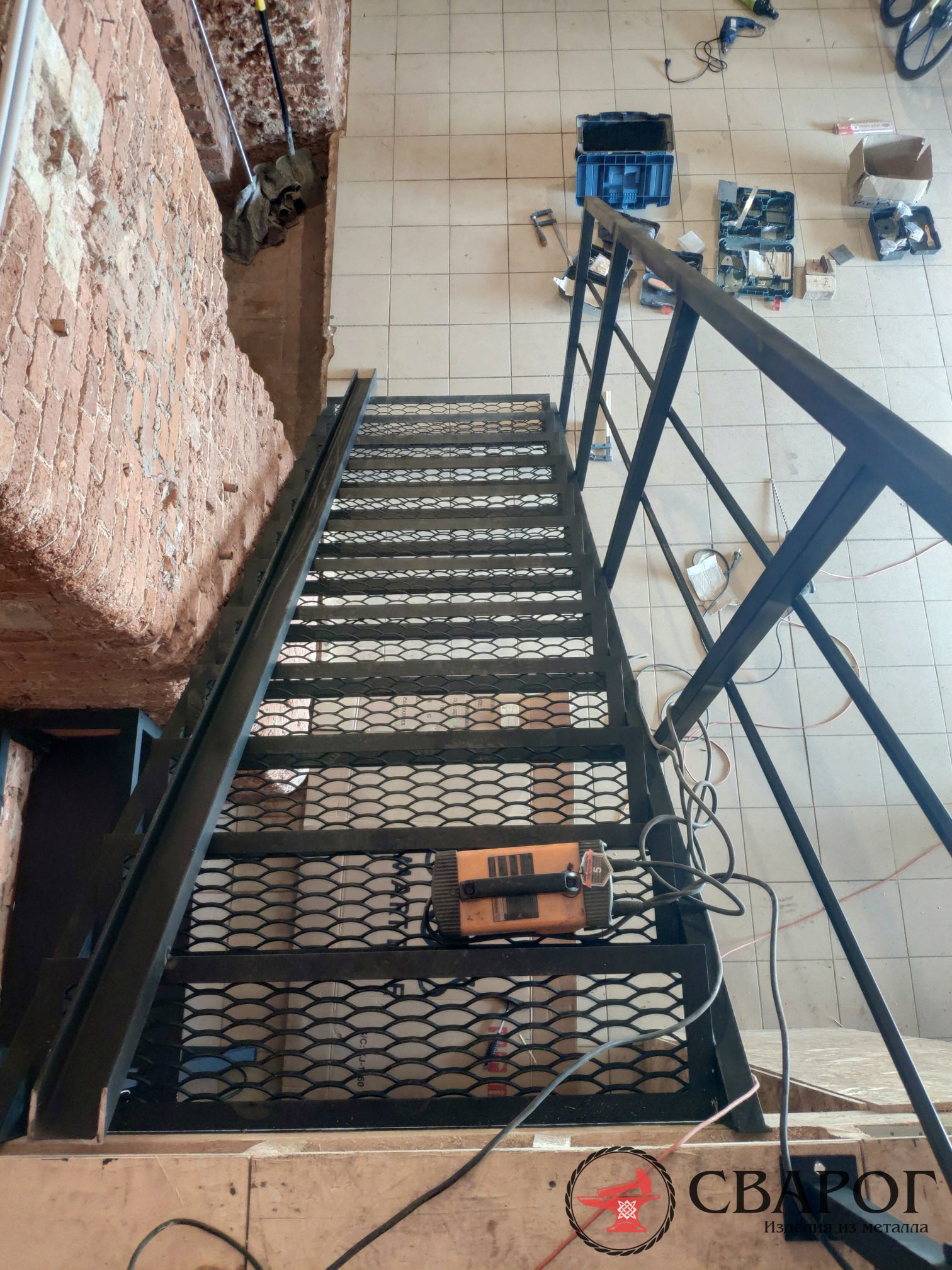 Прямая лестница на двух косоурах со ступенями ПВЛ "Биржай"фото3