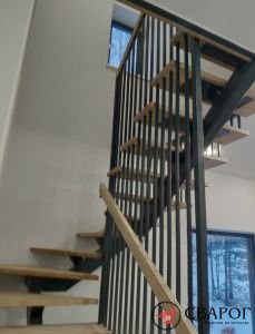 Металлическая лестница на монокосоуре с оригинальными перилами "Валлетта"